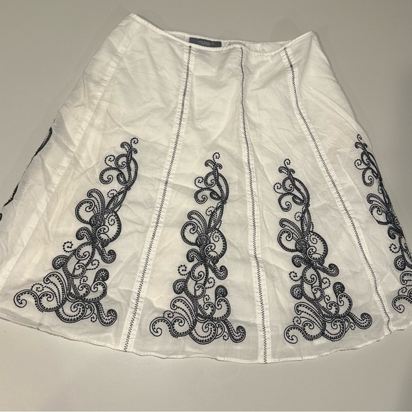 Ann Taylor Embroidered White Skirt size 4 petite - Picture 1 of 5